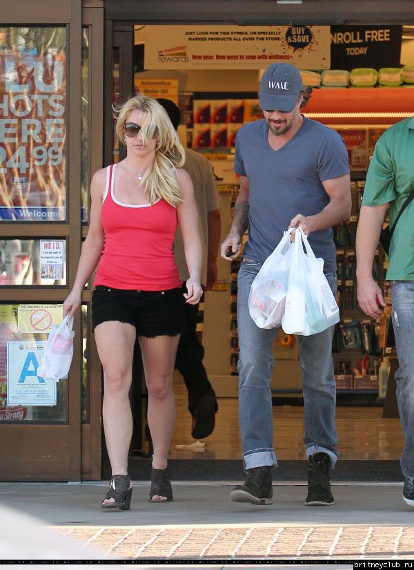 Бритни делает покупки в Калабасасе20.jpg(Бритни Спирс, Britney Spears)