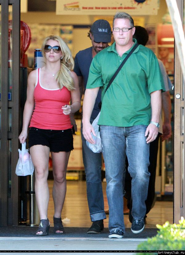 Бритни делает покупки в Калабасасе33.jpg(Бритни Спирс, Britney Spears)