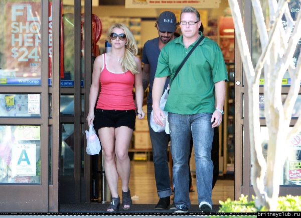 Бритни делает покупки в Калабасасе34.jpg(Бритни Спирс, Britney Spears)