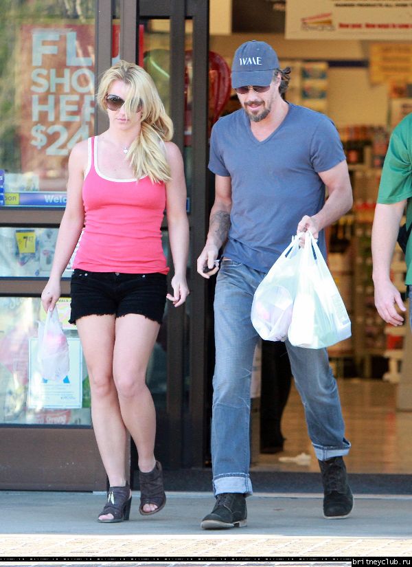 Бритни делает покупки в Калабасасе36.jpg(Бритни Спирс, Britney Spears)