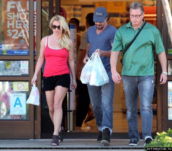 Бритни делает покупки в Калабасасе45.jpg(Бритни Спирс, Britney Spears)
