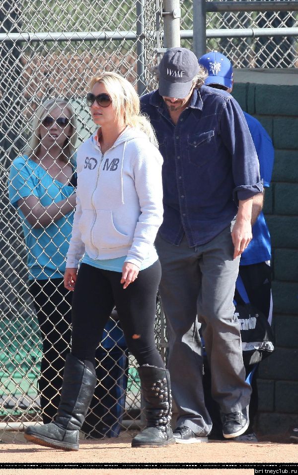 Бритни и Джейсон на игре Шона Престона в Сан-Фернандо09.jpg(Бритни Спирс, Britney Spears)