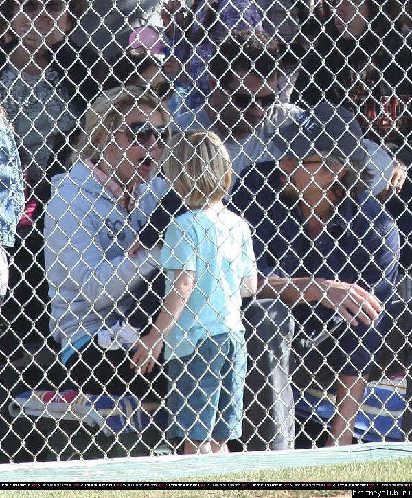 Бритни и Джейсон на игре Шона Престона в Сан-Фернандо10.jpg(Бритни Спирс, Britney Spears)