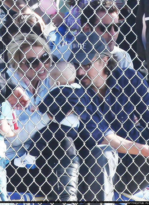 Бритни и Джейсон на игре Шона Престона в Сан-Фернандо17.jpg(Бритни Спирс, Britney Spears)