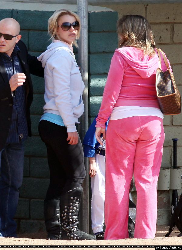 Бритни и Джейсон на игре Шона Престона в Сан-Фернандо19.jpg(Бритни Спирс, Britney Spears)