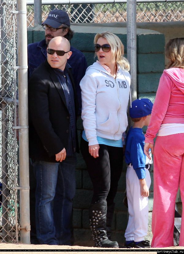 Бритни и Джейсон на игре Шона Престона в Сан-Фернандо21.jpg(Бритни Спирс, Britney Spears)