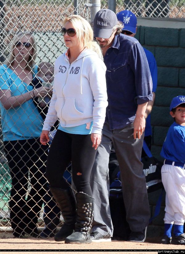 Бритни и Джейсон на игре Шона Престона в Сан-Фернандо23.jpg(Бритни Спирс, Britney Spears)
