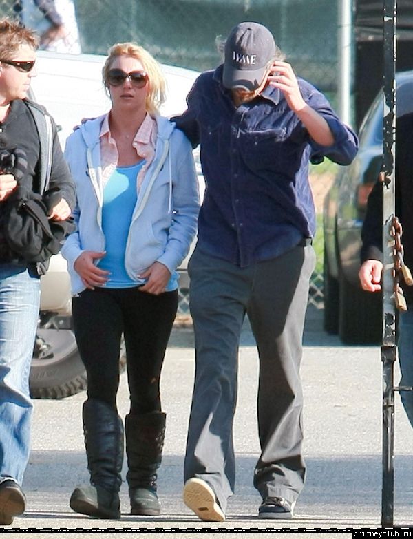 Бритни и Джейсон на игре Шона Престона в Сан-Фернандо57.jpg(Бритни Спирс, Britney Spears)
