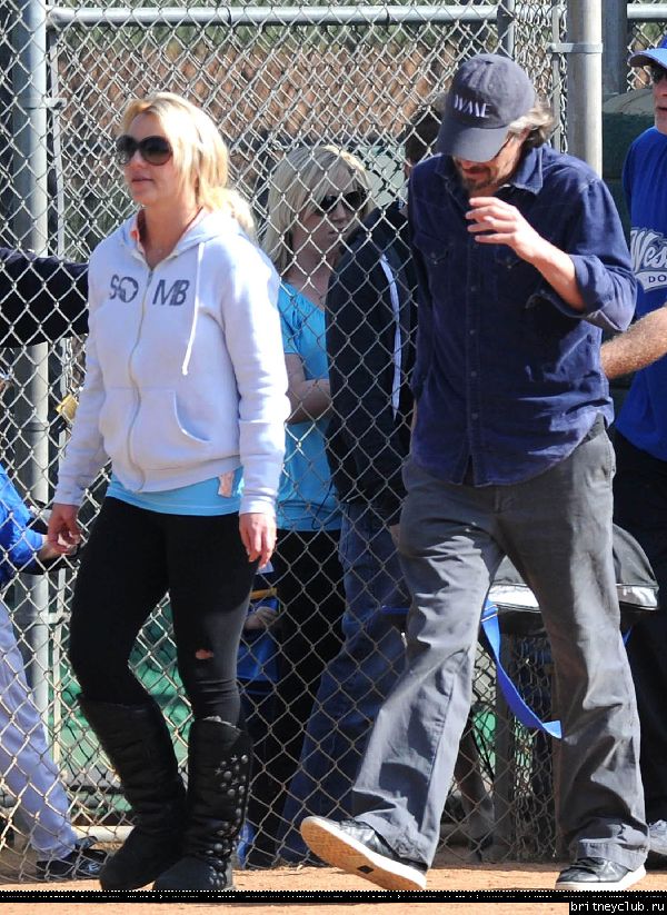Бритни и Джейсон на игре Шона Престона в Сан-Фернандо82.jpg(Бритни Спирс, Britney Spears)