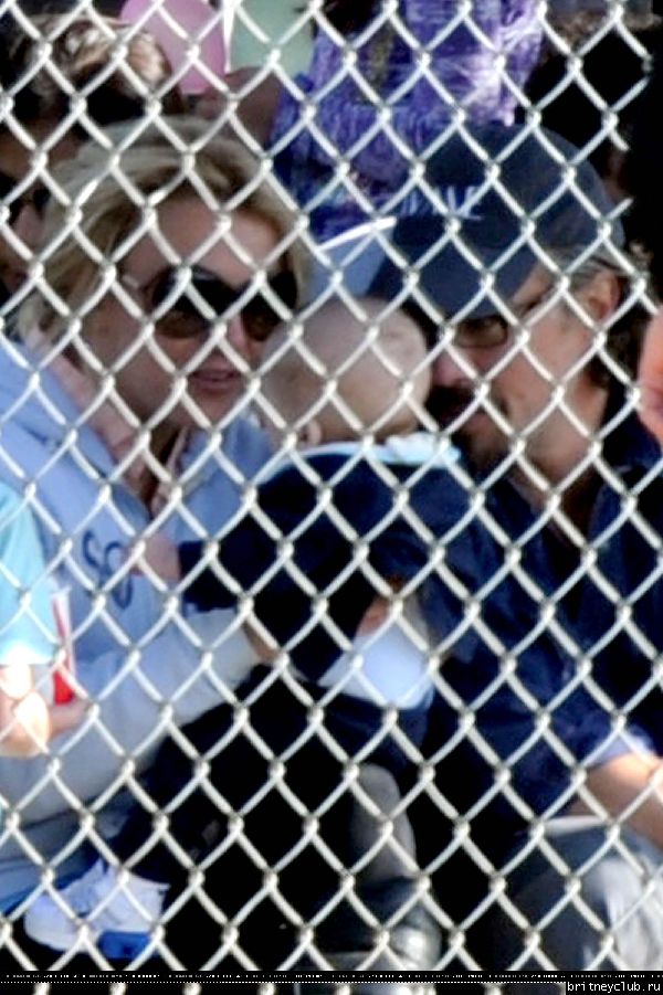 Бритни и Джейсон на игре Шона Престона в Сан-Фернандо87.jpg(Бритни Спирс, Britney Spears)