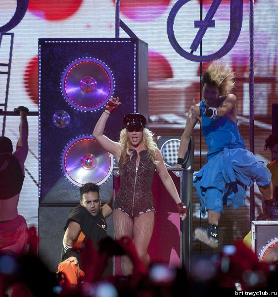 Выступление Бритни на шоу Good Morning America (Big Fat Bass)01.jpg(Бритни Спирс, Britney Spears)