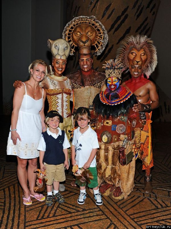 Бритни с сыновьями на спектакле "Король Лев"4.jpg(Бритни Спирс, Britney Spears)