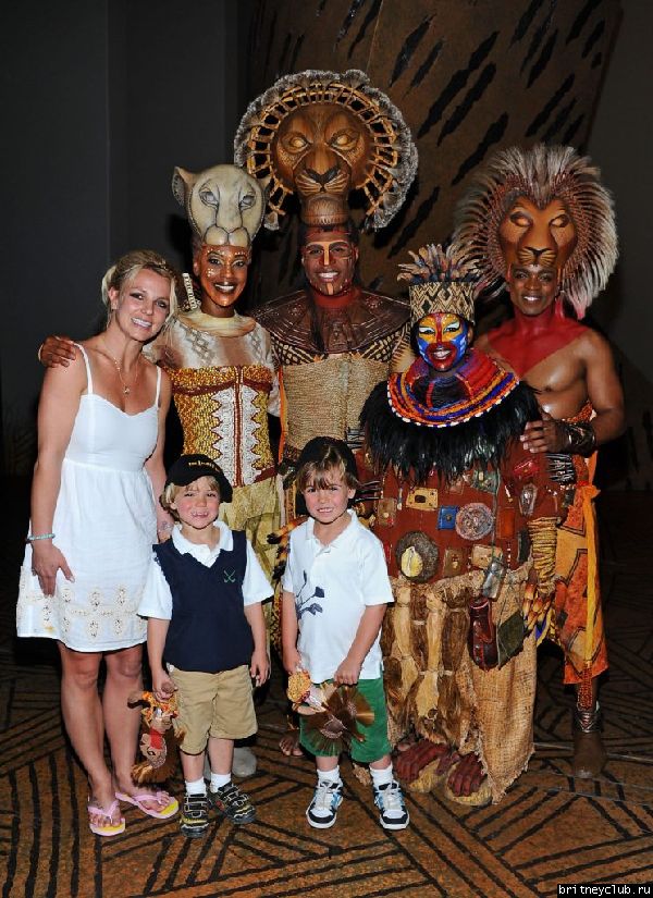 Бритни с сыновьями на спектакле "Король Лев"8.jpg(Бритни Спирс, Britney Spears)