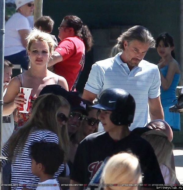 Бритни и Джейсон на игре Шона Престона в San Fernando021.jpg(Бритни Спирс, Britney Spears)