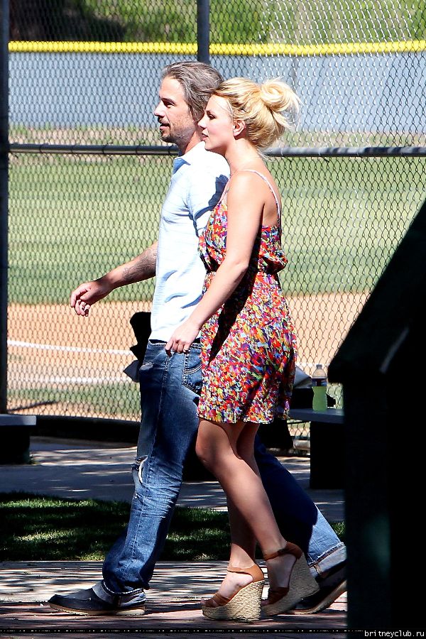Бритни и Джейсон на игре Шона Престона в San Fernando057.jpg(Бритни Спирс, Britney Spears)