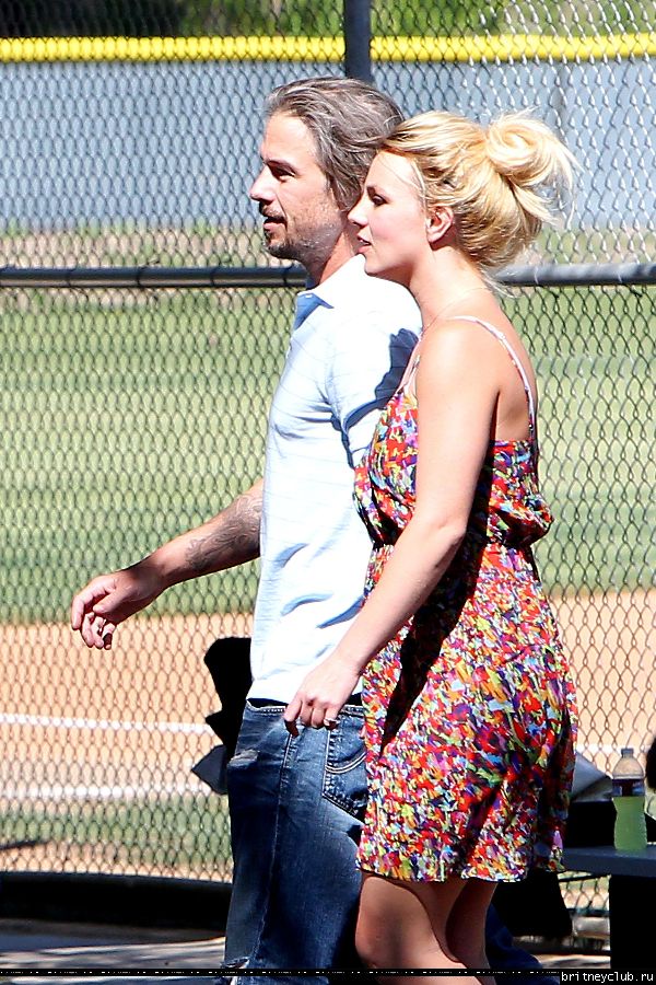 Бритни и Джейсон на игре Шона Престона в San Fernando058.jpg(Бритни Спирс, Britney Spears)