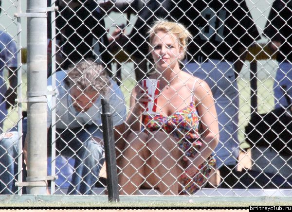 Бритни и Джейсон на игре Шона Престона в San Fernando082.jpg(Бритни Спирс, Britney Spears)