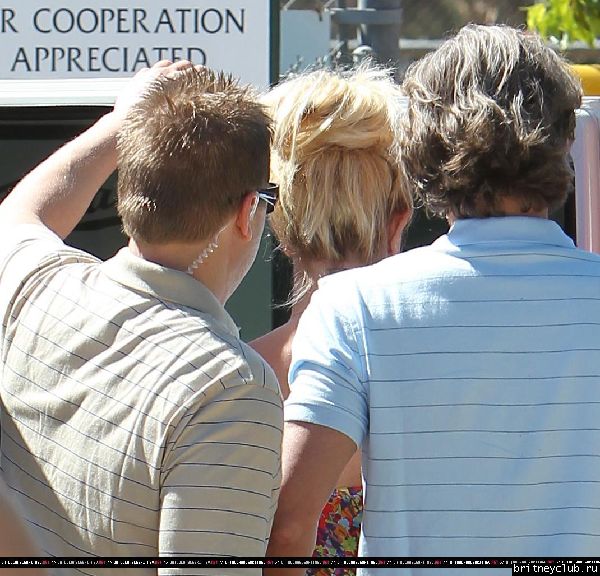 Бритни и Джейсон на игре Шона Престона в San Fernando094.jpg(Бритни Спирс, Britney Spears)
