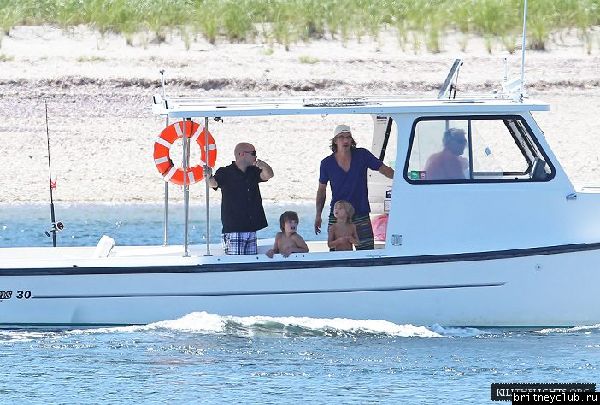Бритни с семьей отдыхает на яхте в Лонг-Айленде02.jpg(Бритни Спирс, Britney Spears)