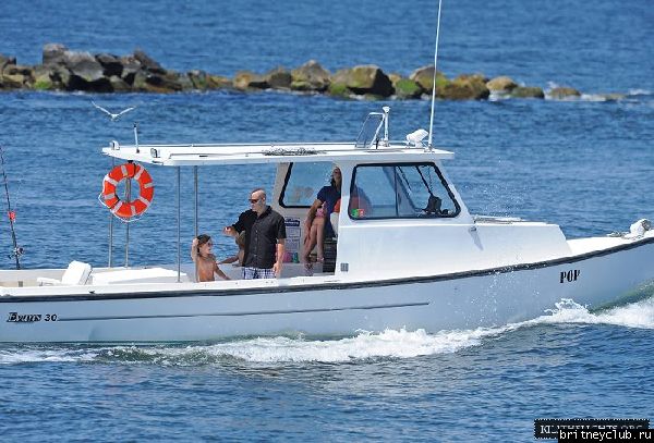 Бритни с семьей отдыхает на яхте в Лонг-Айленде03.jpg(Бритни Спирс, Britney Spears)