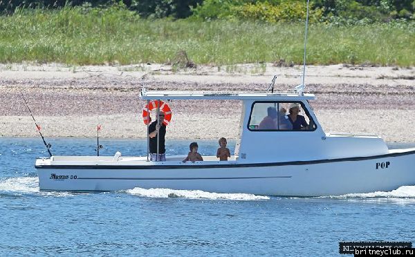 Бритни с семьей отдыхает на яхте в Лонг-Айленде05.jpg(Бритни Спирс, Britney Spears)
