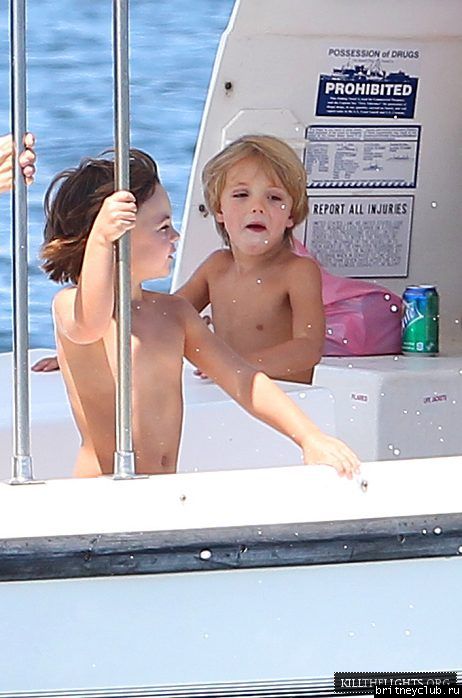 Бритни с семьей отдыхает на яхте в Лонг-Айленде06.jpg(Бритни Спирс, Britney Spears)