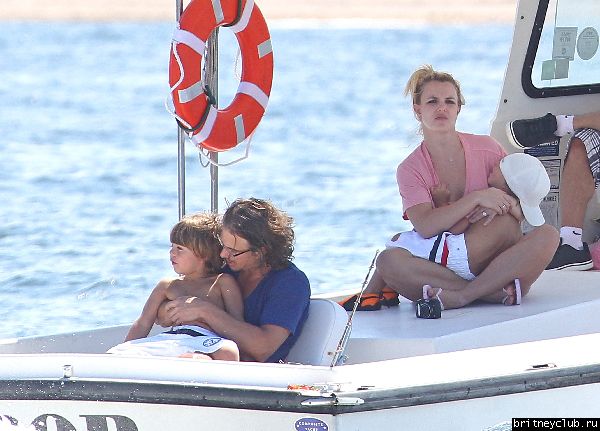 Бритни с семьей отдыхает на яхте в Лонг-Айленде22.jpg(Бритни Спирс, Britney Spears)
