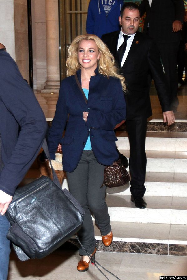 Бритни покидает отель в Париже02.jpg(Бритни Спирс, Britney Spears)