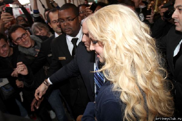 Бритни покидает отель в Париже04.jpg(Бритни Спирс, Britney Spears)