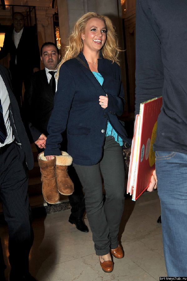 Бритни покидает отель в Париже05.jpg(Бритни Спирс, Britney Spears)