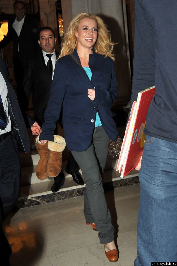 Бритни покидает отель в Париже06.jpg(Бритни Спирс, Britney Spears)