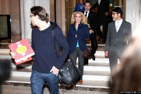 Бритни покидает отель в Париже07.jpg(Бритни Спирс, Britney Spears)