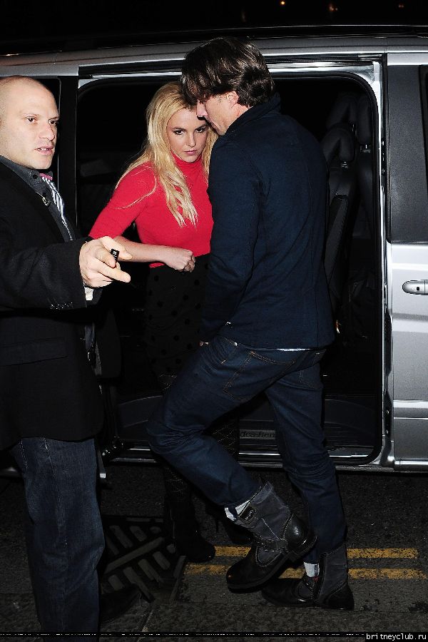 Бритни и Джейсон прибывают/уезжают в театр Shaftesbury06.jpg(Бритни Спирс, Britney Spears)