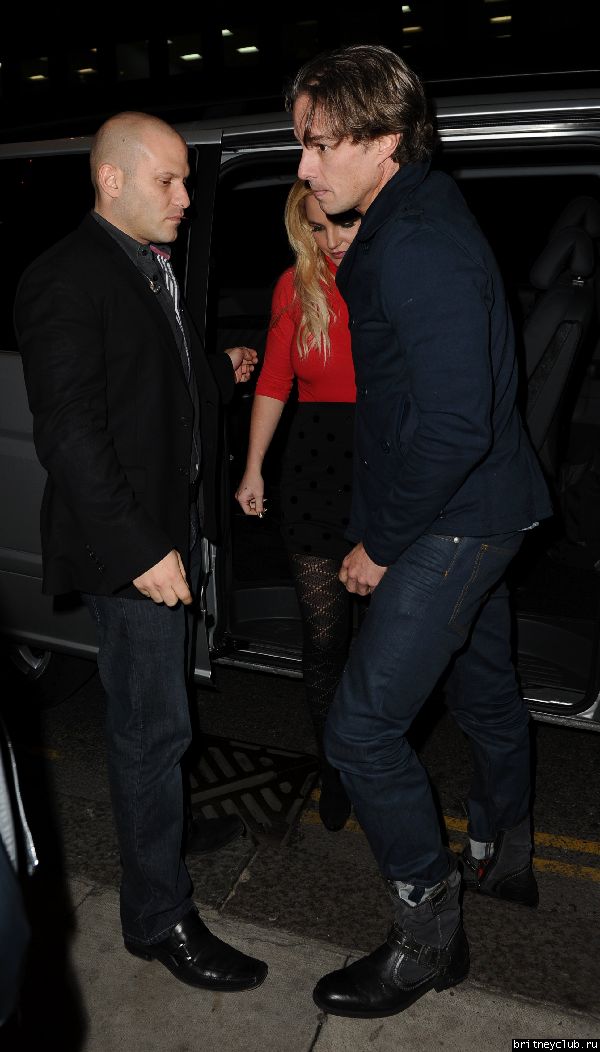 Бритни и Джейсон прибывают/уезжают в театр Shaftesbury18.jpg(Бритни Спирс, Britney Spears)