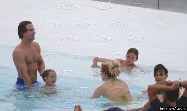 Бритни и Джейсон отдыхают у бассейна в отеле в Рио де Жанейро03.jpg(Бритни Спирс, Britney Spears)