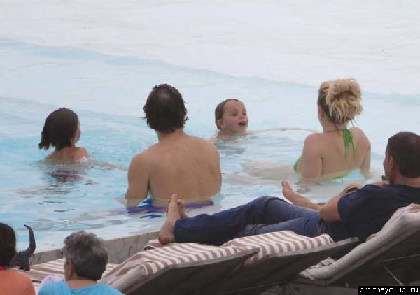 Бритни и Джейсон отдыхают у бассейна в отеле в Рио де Жанейро05.jpg(Бритни Спирс, Britney Spears)
