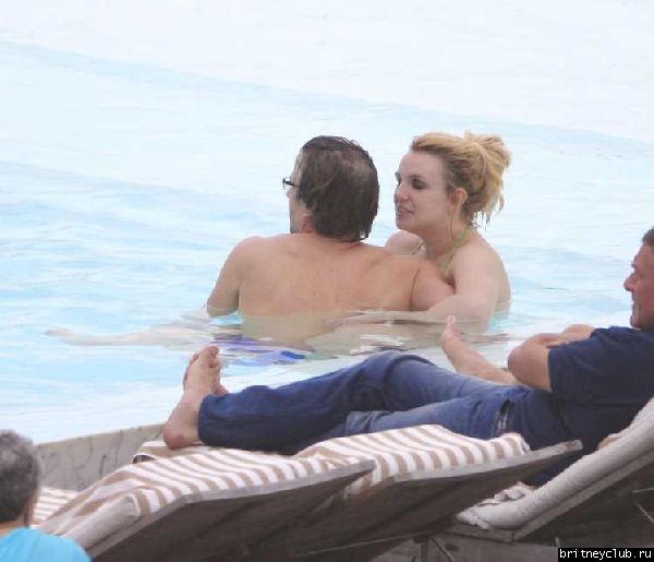 Бритни и Джейсон отдыхают у бассейна в отеле в Рио де Жанейро07.jpg(Бритни Спирс, Britney Spears)