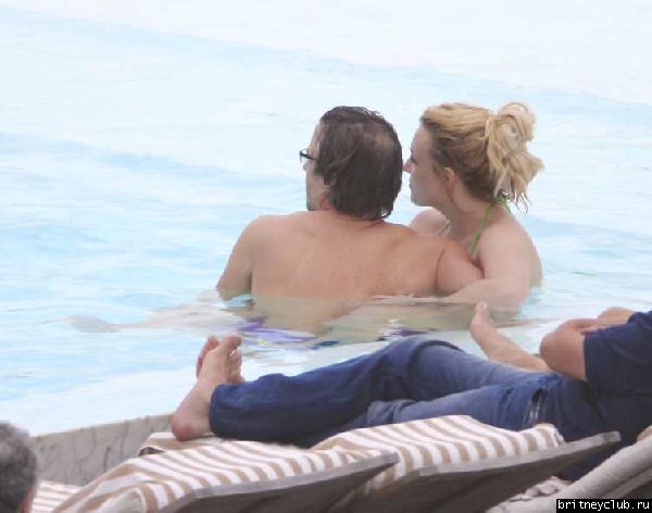 Бритни и Джейсон отдыхают у бассейна в отеле в Рио де Жанейро08.jpg(Бритни Спирс, Britney Spears)