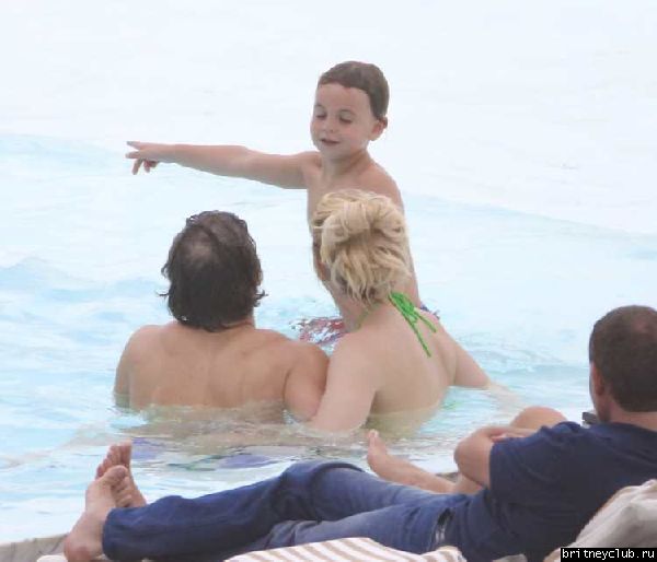 Бритни и Джейсон отдыхают у бассейна в отеле в Рио де Жанейро10.jpg(Бритни Спирс, Britney Spears)