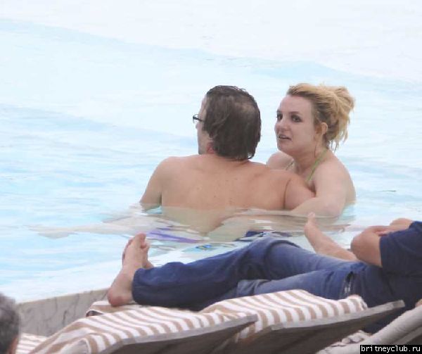 Бритни и Джейсон отдыхают у бассейна в отеле в Рио де Жанейро11.jpg(Бритни Спирс, Britney Spears)