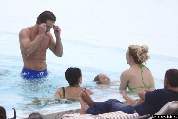 Бритни и Джейсон отдыхают у бассейна в отеле в Рио де Жанейро12.jpg(Бритни Спирс, Britney Spears)