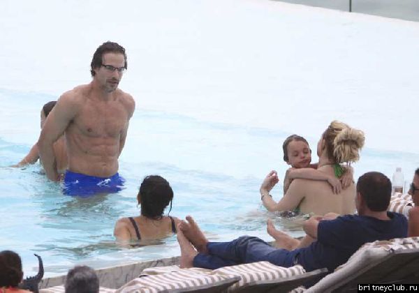 Бритни и Джейсон отдыхают у бассейна в отеле в Рио де Жанейро13.jpg(Бритни Спирс, Britney Spears)
