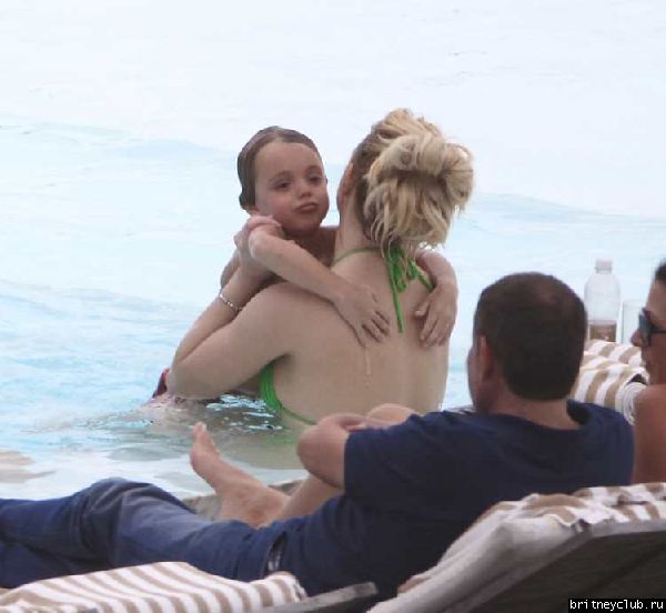 Бритни и Джейсон отдыхают у бассейна в отеле в Рио де Жанейро14.jpg(Бритни Спирс, Britney Spears)