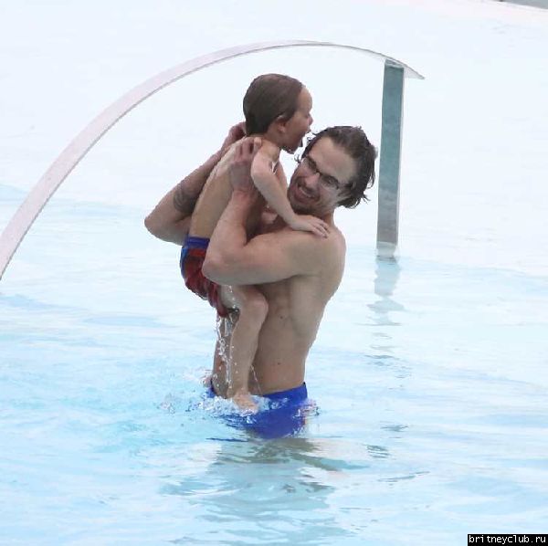 Бритни и Джейсон отдыхают у бассейна в отеле в Рио де Жанейро15.jpg(Бритни Спирс, Britney Spears)