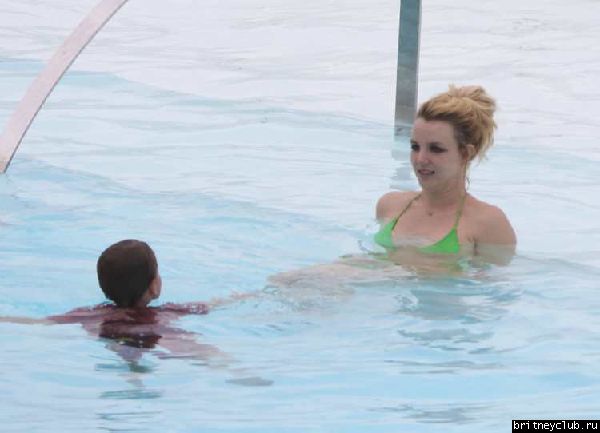 Бритни и Джейсон отдыхают у бассейна в отеле в Рио де Жанейро17.jpg(Бритни Спирс, Britney Spears)