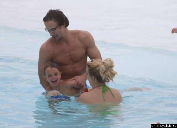 Бритни и Джейсон отдыхают у бассейна в отеле в Рио де Жанейро18.jpg(Бритни Спирс, Britney Spears)