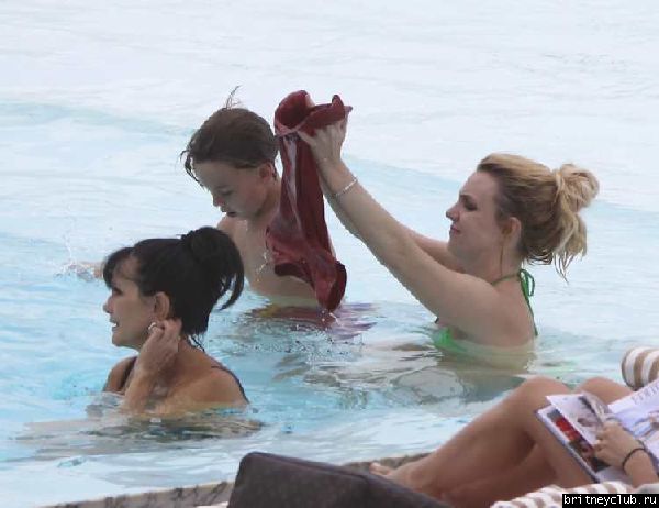 Бритни и Джейсон отдыхают у бассейна в отеле в Рио де Жанейро19.jpg(Бритни Спирс, Britney Spears)
