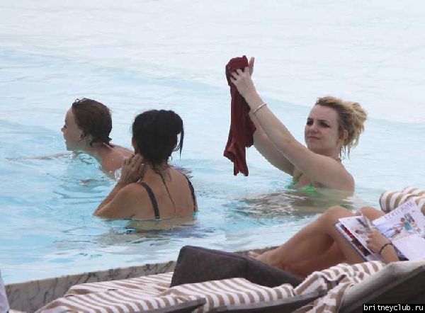 Бритни и Джейсон отдыхают у бассейна в отеле в Рио де Жанейро20.jpg(Бритни Спирс, Britney Spears)