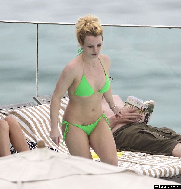 Бритни и Джейсон отдыхают у бассейна в отеле в Рио де Жанейро21.jpg(Бритни Спирс, Britney Spears)