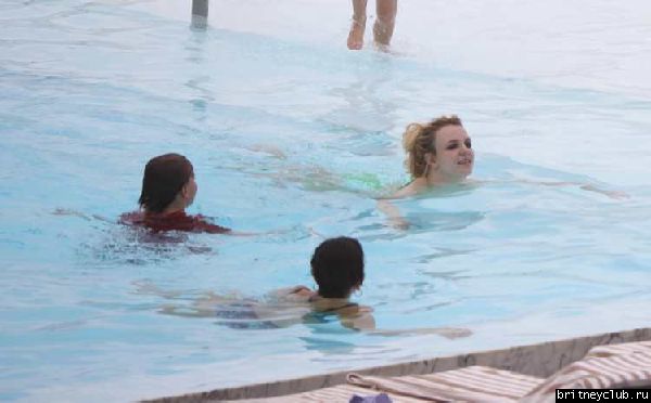 Бритни и Джейсон отдыхают у бассейна в отеле в Рио де Жанейро22.jpg(Бритни Спирс, Britney Spears)